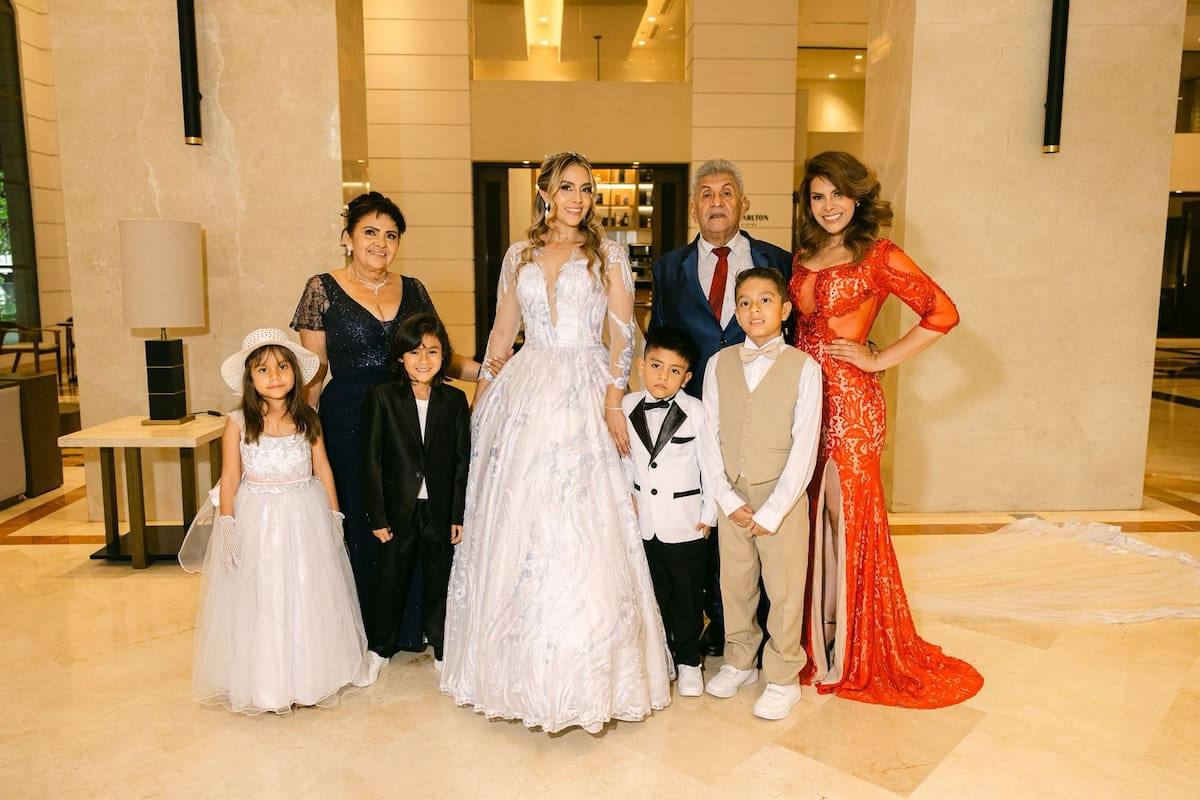 Mariana Romero; Camilia Romero (novia); Nelly Barrios y Rafael Martín Romero García (padres de la novia) y los niños Isabela Romero, Andrés Pinzón Romero, Santiago Caro Romero y Anthony Romero. Suministrada / VANGUARDIA