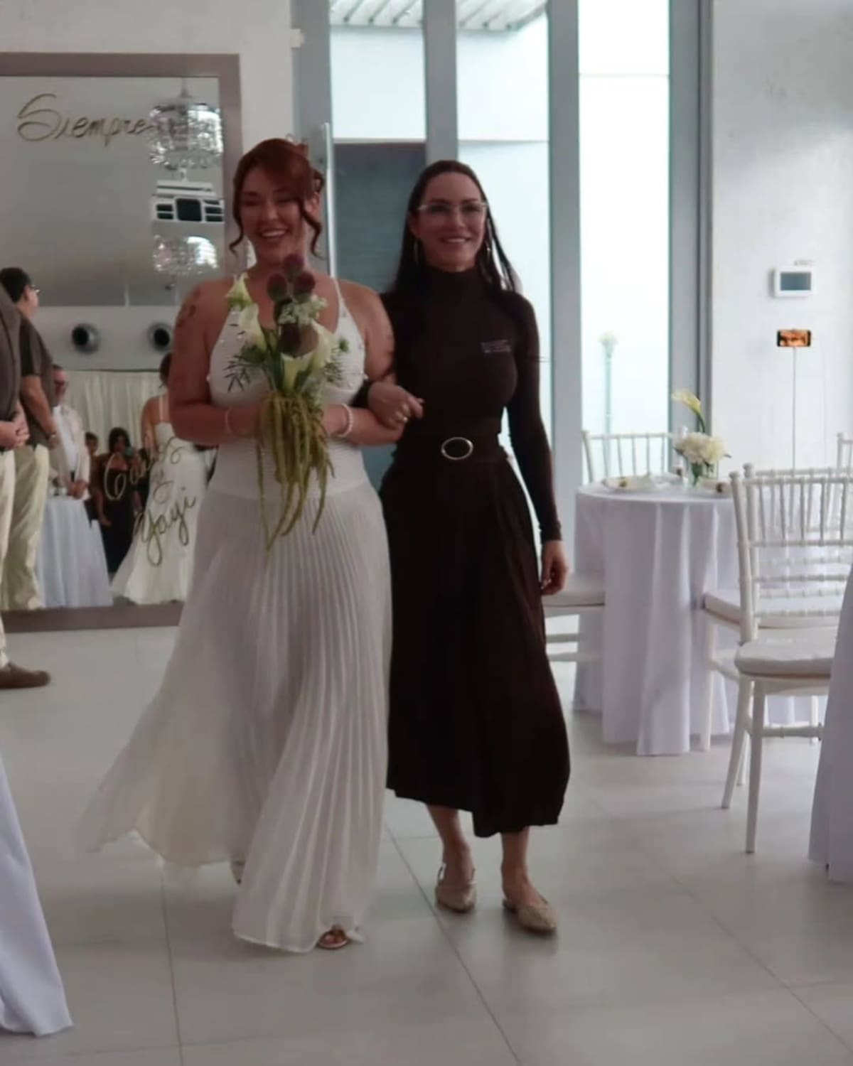 Mireddys González acompañó a su hija hasta el altar, en lugar de su padre, Daddy Yankee.