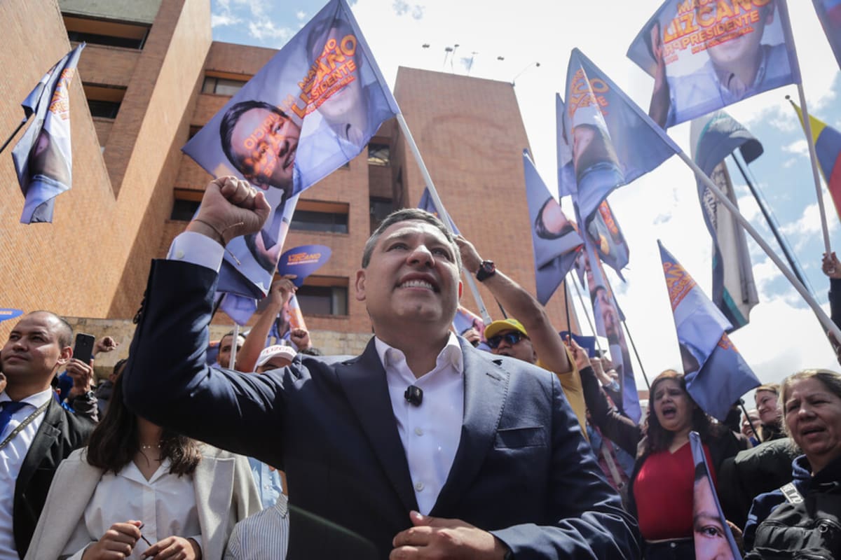 Mauricio Lizcano asistió a la Registraduría Nacional del Estado Civil para inscribir su candidatura para las elecciones presidenciales de 2026. (Colprensa - Catalina Olaya).