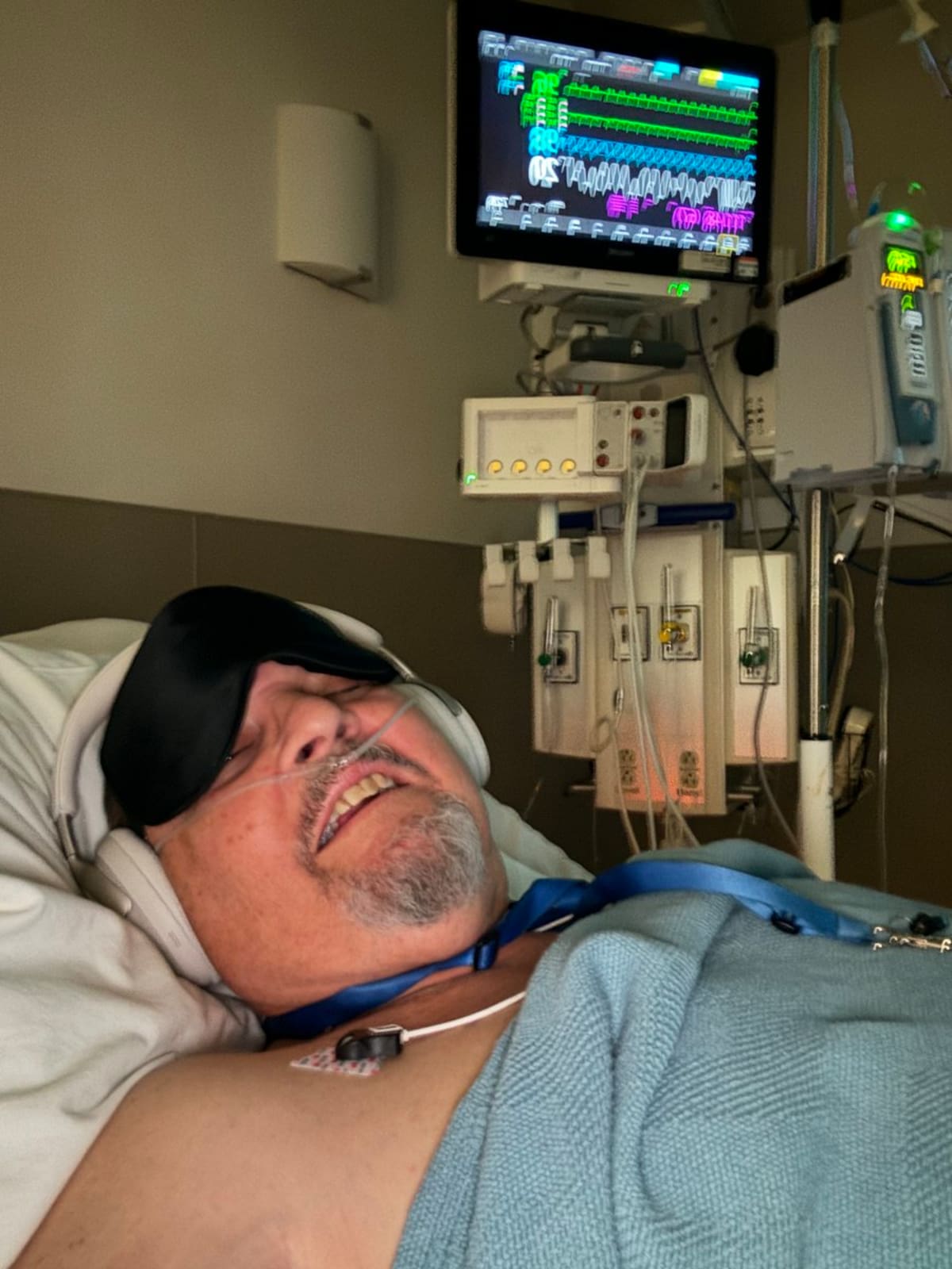 Maxpaul Franklin, un productor radicado en Carolina del Norte, EE. UU., publicó la historia sobre un mal funcionamiento de su bomba de insulina y cómo su auto Tesla le salvó la vida. Tomada de X / VANGUARDIA