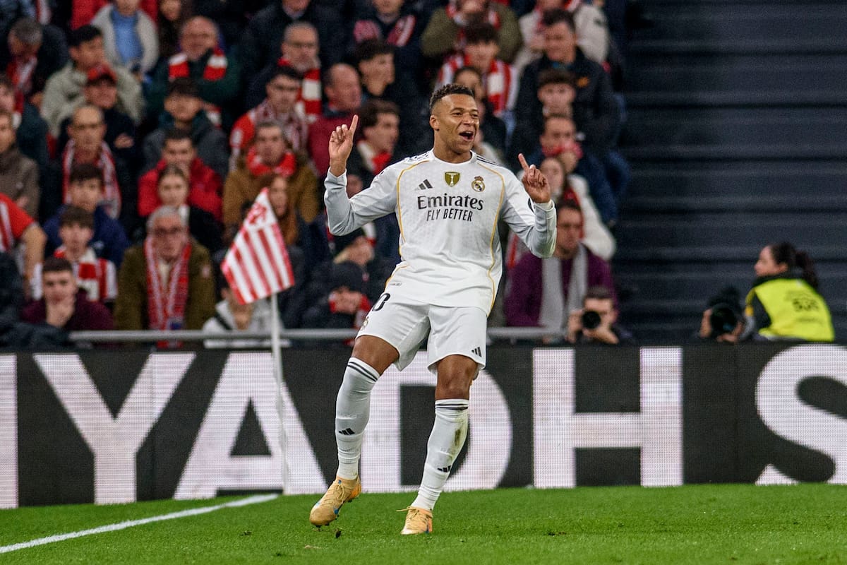 El delantero francés del Real Madrid Kylian Mbappé celebra el 0-3 conseguido durante el partido de la jornada 19 de LaLiga EA Sports entre el Athletic Club y el Real Madrid, disputado en el estadio de San Mamés en Bilbao. EFE/Javier Zorrilla