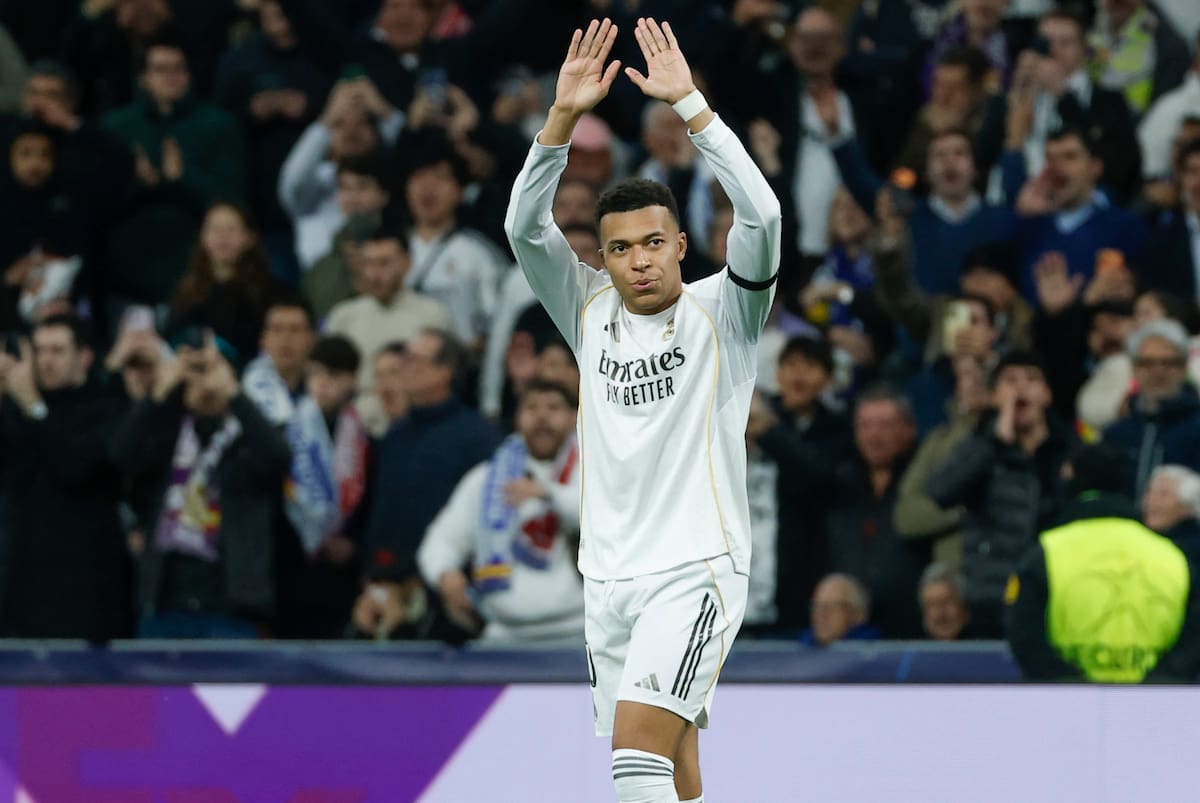 El delantero del Real Madrid Kylian Mbappé celebra su gol ante el Mónaco durante el encuentro correspondiente a la Liga de Campeones UEFA, entre el Real Madrid y el AS Mónaco, en el estadio Santiago Bernabéu en Madrid. EFE/Juanjo Martín