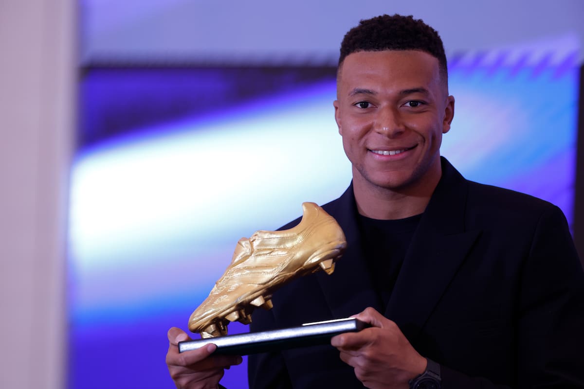 El delantero francés del Real Madrid Kylian Mbappe recibe este viernes la Bota de Oro en un acto celebrado en el palco del Santiago Bernabéu. EFE/Javier Lizón