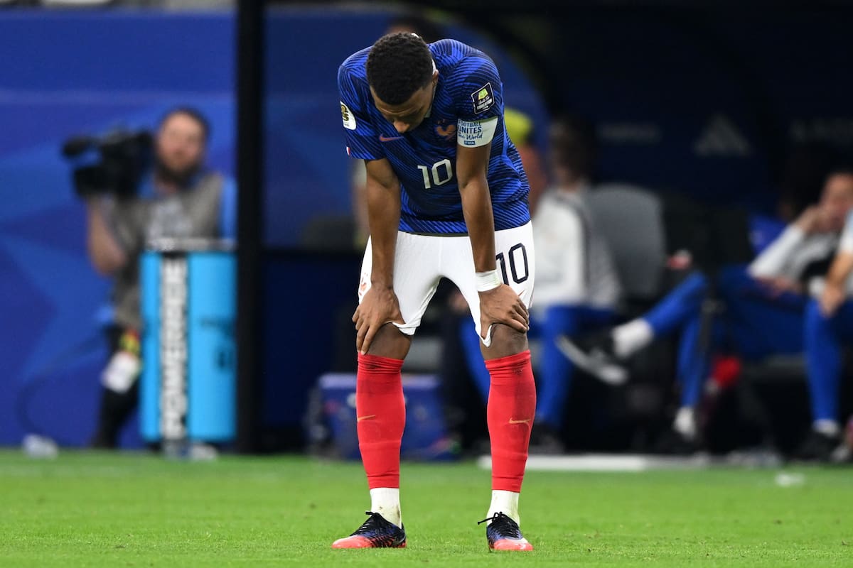 La caída de Francia este martes en semifinales del Mundial llevó al capitán Kylian Mbappe, a expresar críticas al desempeño de su equipo en Dallas. EFE/EPA/ALBERT PENA