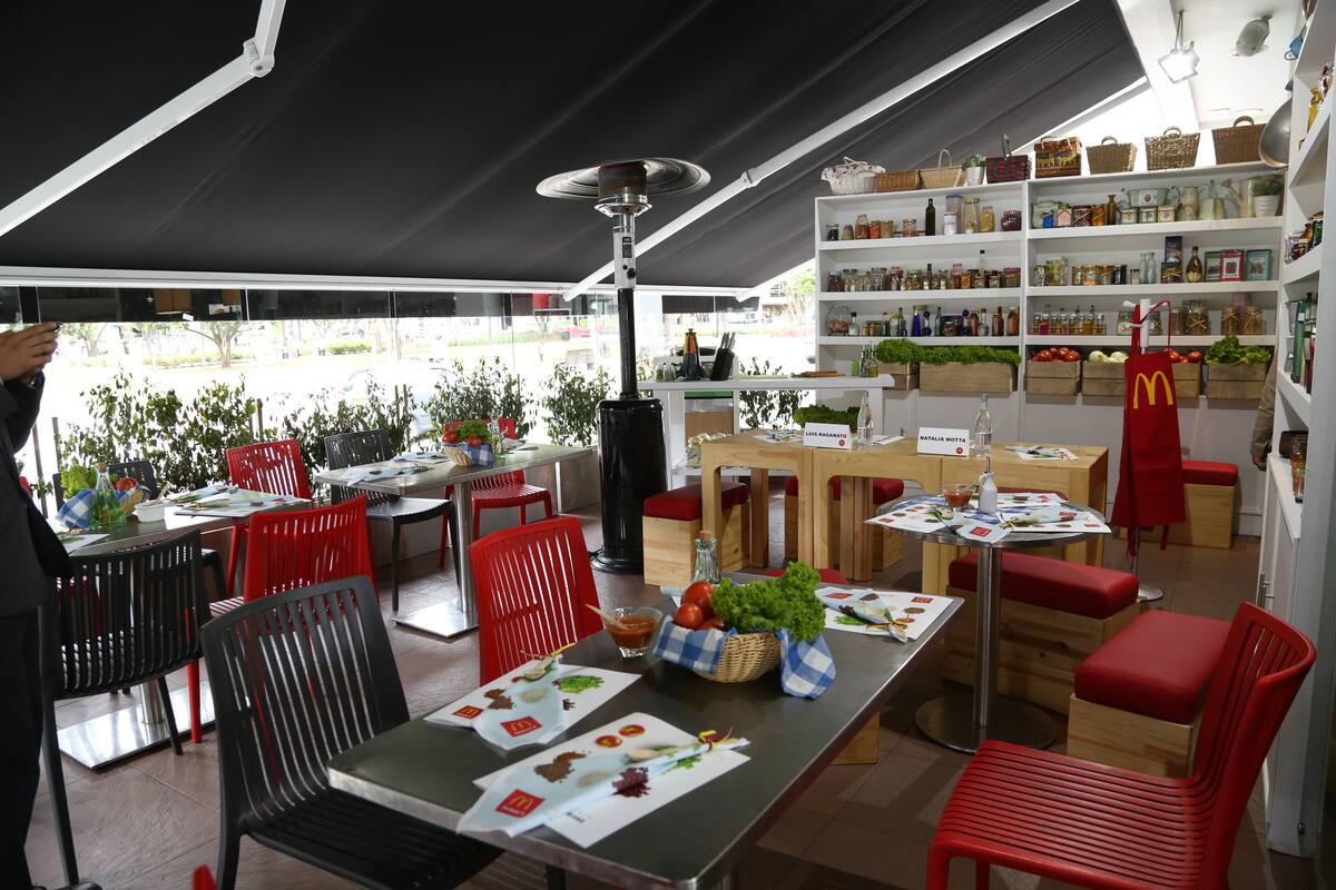 La cadena ha retirado temporalmente los ingredientes sospechosos en las áreas afectadas para proteger a sus clientes, en especial las cebollas. Según el operador en Colombia, estos ingredientes no son suministrados por este proveedor en la región de Latinoamérica. Foto: Colprensa / VANGUARDIA