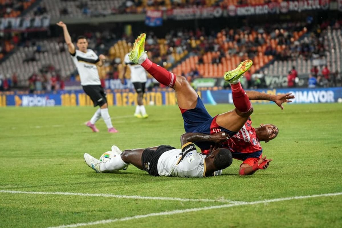 Internacional de Bogotá trepó al primer lugar de la Liga BetPlay I de 2026 luego de superar 2-1 a Independiente Medellín en el estadio Atanasio Girardot. Foto: Colprensa.