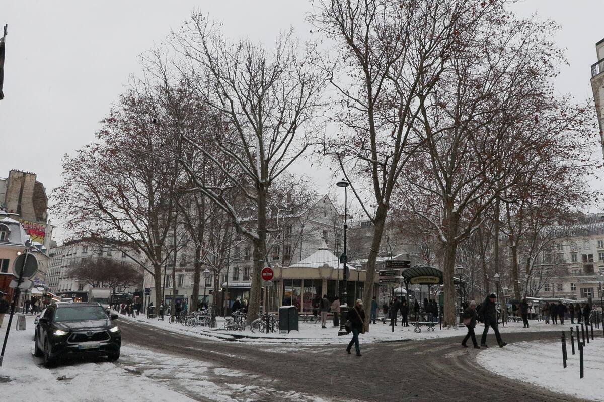 París amanece este miércoles cubierta de nieve. EFE/ Edgar Sapiña Manchado