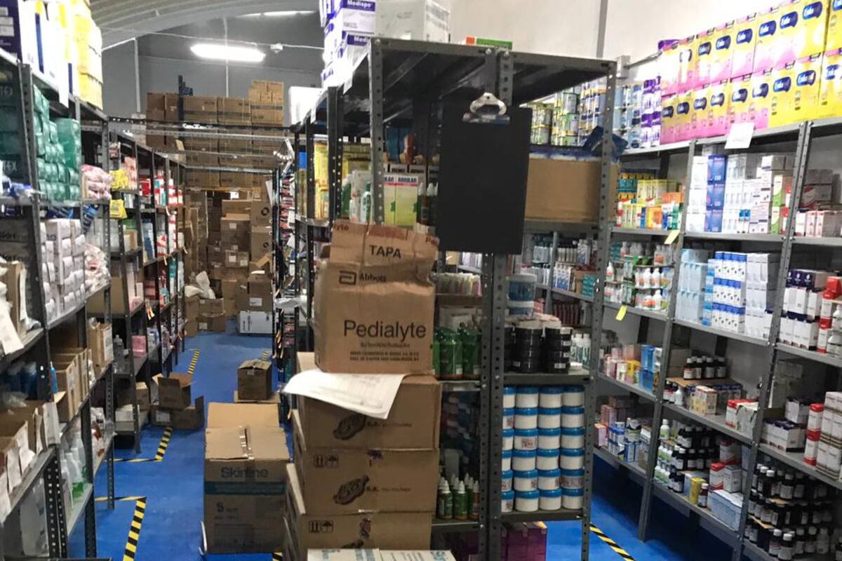 La Fiscalía General de la Nación, junto con el Ejército Nacional, capturaron 18 personas quienes harían parte de la organización dedicada a la falsificación y contrabando de medicamentos. Con esta operación se evitó que una tonelada y media de medicamentos falsos fuesen distribuidos.