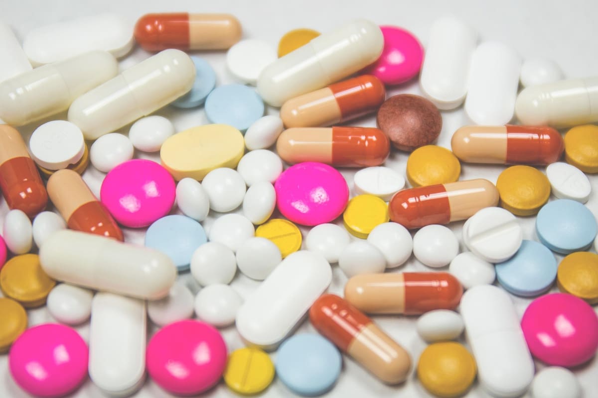 Los medicamentos vencidos o parcialmente consumidos no deben terminar en la basura común, el lavamanos o el inodoro.
