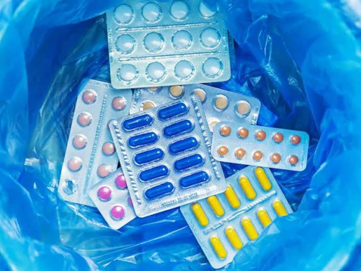 Los Puntos Azules reciben medicamentos, sus envases y empaques, pero no otros tipos de residuos.
La entrega de medicamentos vencidos en puntos autorizados ayuda a cerrar correctamente el ciclo de vida de estos productos.