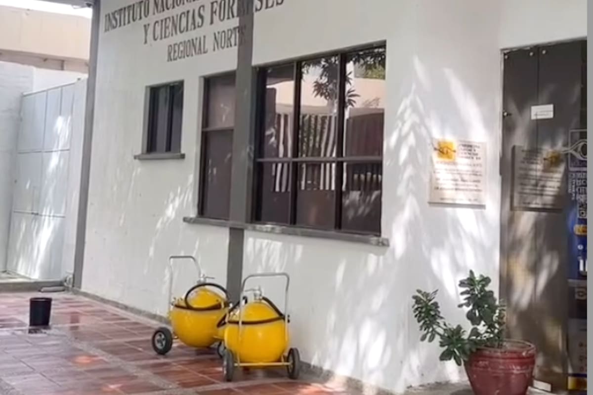 Hasta las instalaciones de Medicina Legal fue llevado el cuerpos del hombre que la noche de este viernes 21 de marzo fue atacado a bala por sicarios en el barrio Galán de Barranquilla.//Cortesía.