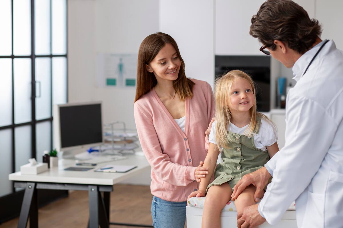 Una niña asiste a una valoración médica. Freepik //