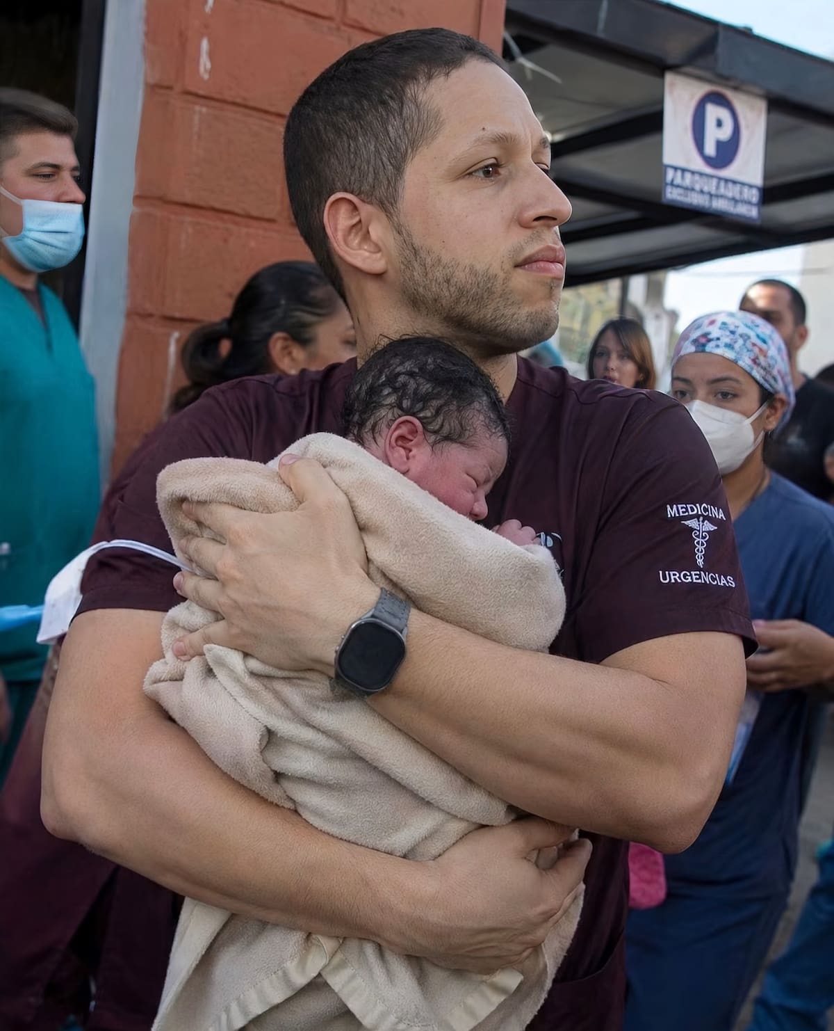 Médico en Apartadó, Antioquia, regresó a clínica durante el sismo para rescatar a recién nacidos: “Había que evacuar con ellos”.
