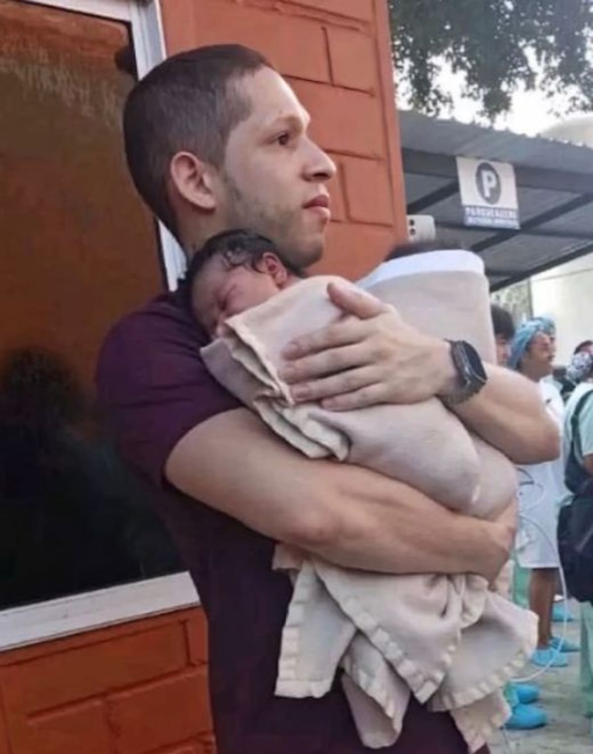 Terremoto en Colombia: la conmovedora historia del médico que rescató y protegió entre sus brazos a dos bebés recién nacidos en Apartadó.