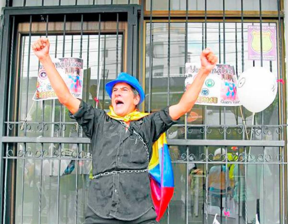 El tío y la madre de Mathías se encadenaron a las puertas de Medimás en Bucaramanga. (Foto: Marco Valencia)