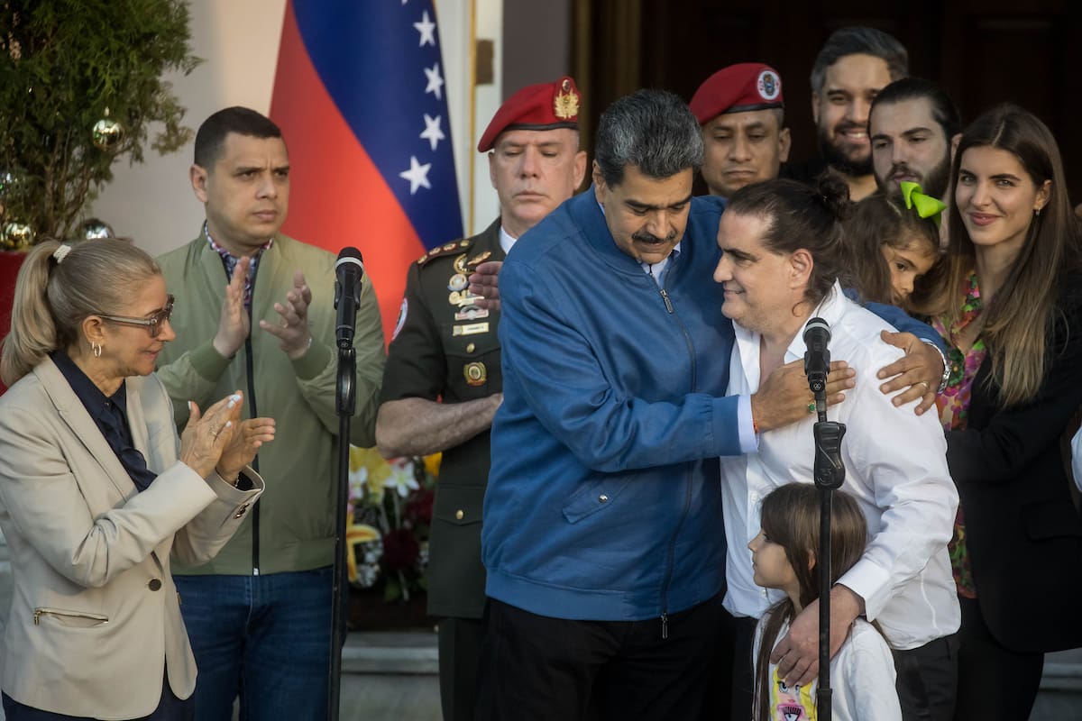 Fotografía de archivo 20 de diciembre de 2023 del presidente de Venezuela, Nicolás Maduro (c), abrazando al empresario colombiano Alex Saab, en el Palacio de Miraflores en Caracas (Venezuela). Varios medios colombianos reportaron este miércoles la detención en Caracas de Saab, colaborador cercano del presidente venezolano, Nicolás Maduro, en una operación con fuerzas de Estados Unidos, algo que el círculo cercano de Saab niega. EFE/ Miguel Gutiérrez / ARCHIVO