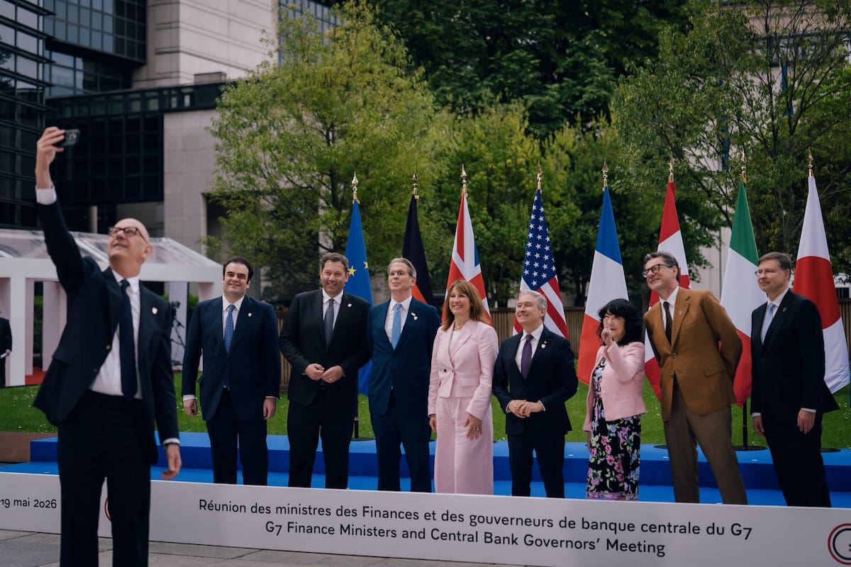 PARIS (France), 19/05/2026.- France's Finances Minister Roland Lescure (C), flanked by Finance Ministers, Central Bank Governors and representatives of guest countries pose for a family picture during the second day of the G7 finance ministers and central bank governors meeting in Paris, France, 19 May 2026. (Francia) EFE/EPA/CHRISTOPHE PETIT TESSON
