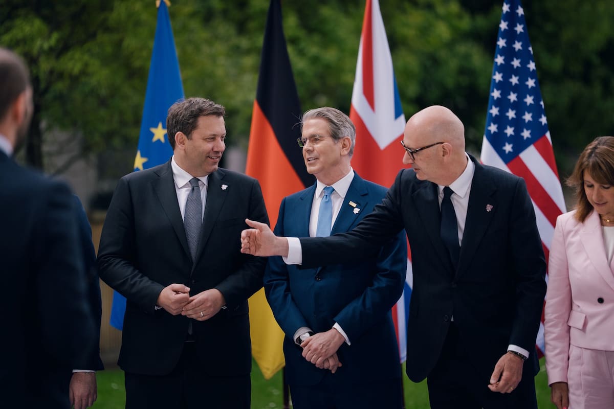 PARIS (France), 19/05/2026.- France's Finances Minister Roland Lescure (C), flanked by Finance Ministers, Central Bank Governors and representatives of guest countries pose for a family picture during the second day of the G7 finance ministers and central bank governors meeting in Paris, France, 19 May 2026. (Francia) EFE/EPA/CHRISTOPHE PETIT TESSON