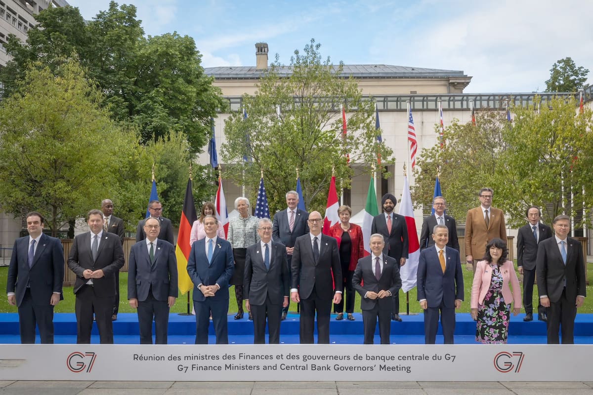 PARIS (France), 19/05/2026.- France's Finances Minister Roland Lescure (C), flanked by Finance Ministers, Central Bank Governors and representatives of guest countries pose for a family picture during the second day of the G7 finance ministers and central bank governors meeting in Paris, France, 19 May 2026. (Francia) EFE/EPA/CHRISTOPHE PETIT TESSON