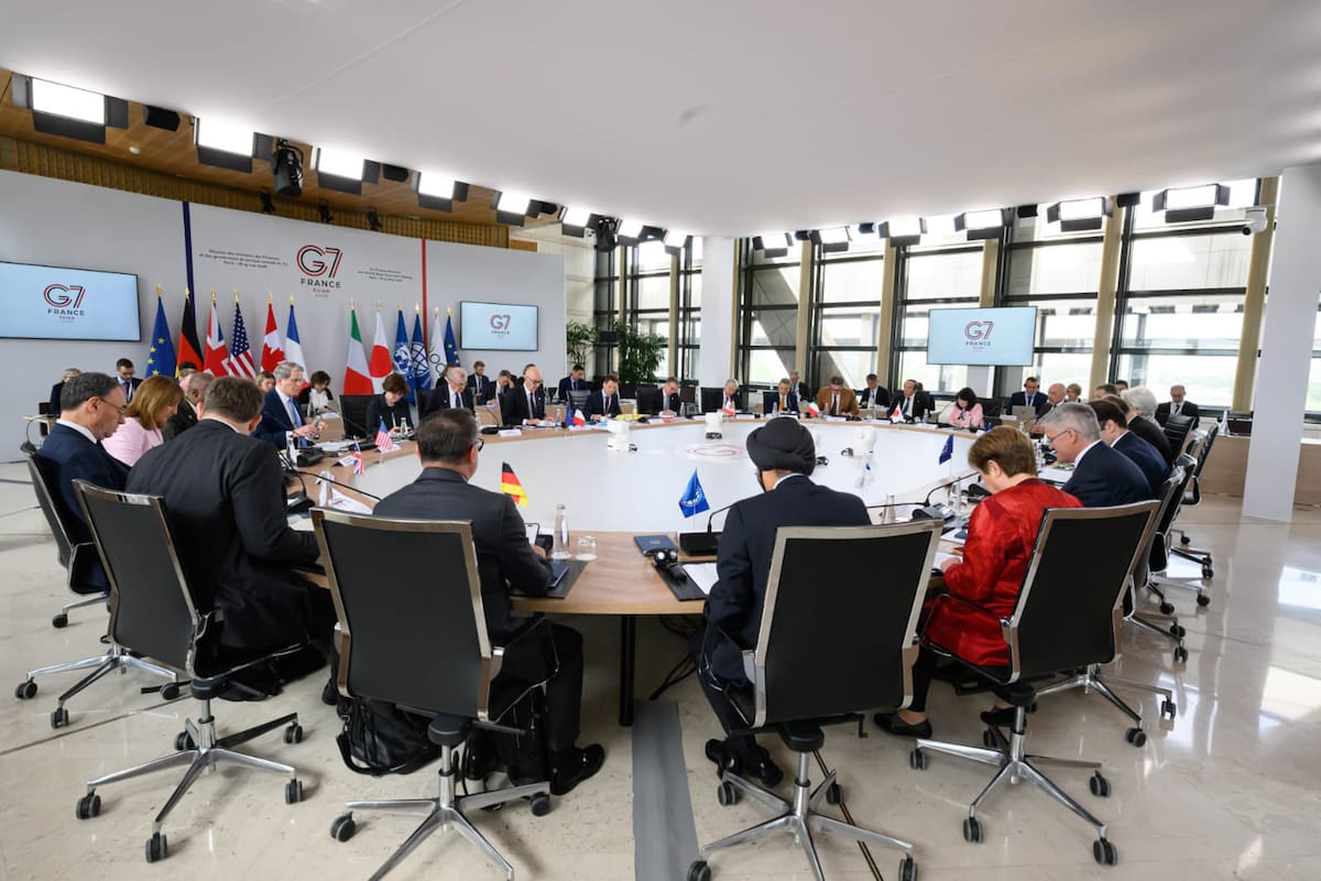 PARIS (France), 19/05/2026.- France's Finances Minister Roland Lescure (C), flanked by Finance Ministers, Central Bank Governors and representatives of guest countries pose for a family picture during the second day of the G7 finance ministers and central bank governors meeting in Paris, France, 19 May 2026. (Francia) EFE/EPA/CHRISTOPHE PETIT TESSON