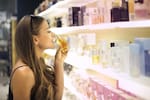 ¿Buscando el perfume perfecto para estas fiestas navideñas? Aquí encontrará una guía con las mejores fragancias para comprar y regalar