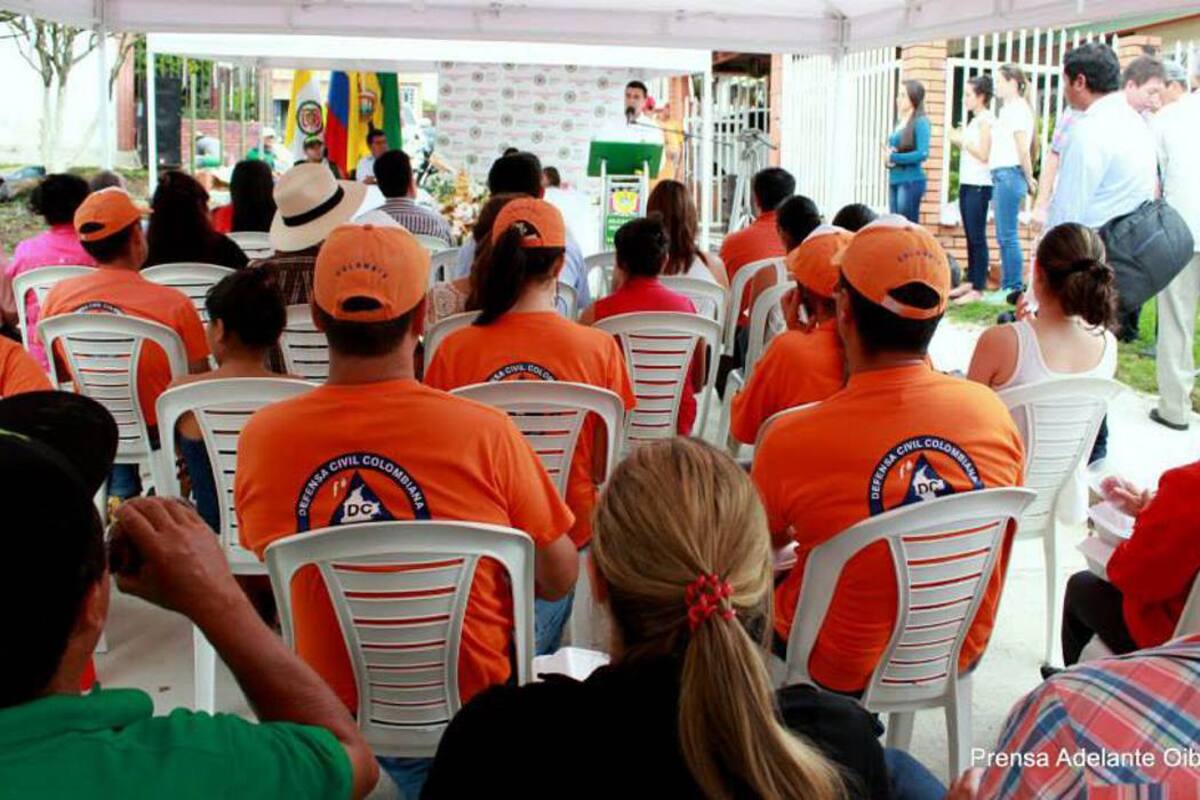 Acto de inauguración de una calle en el barrio Bahía Chalá de Oiba, momentos en que el alcalde Johnny Peñaloza se dirige a los residentes del sector beneficiado con esta obra. (Foto: Suministrada/VANGUARDIA LIBERAL)