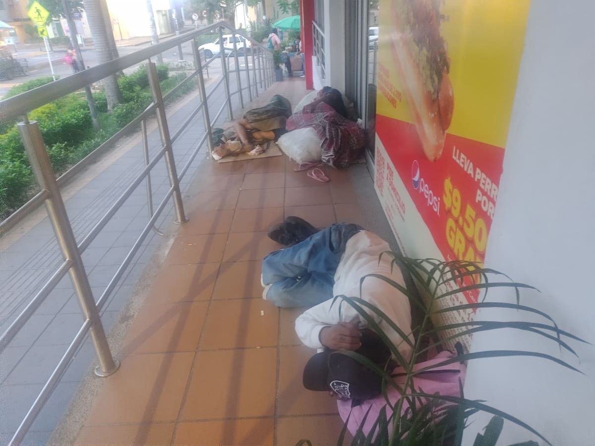 Este 'dormitorio' de personas en situación de calle se formó en inmediaciones de Plaza Mayor, unos locales antes de la Calle de los Estudiantes. (Foto suministrada/VANGUARDIA)