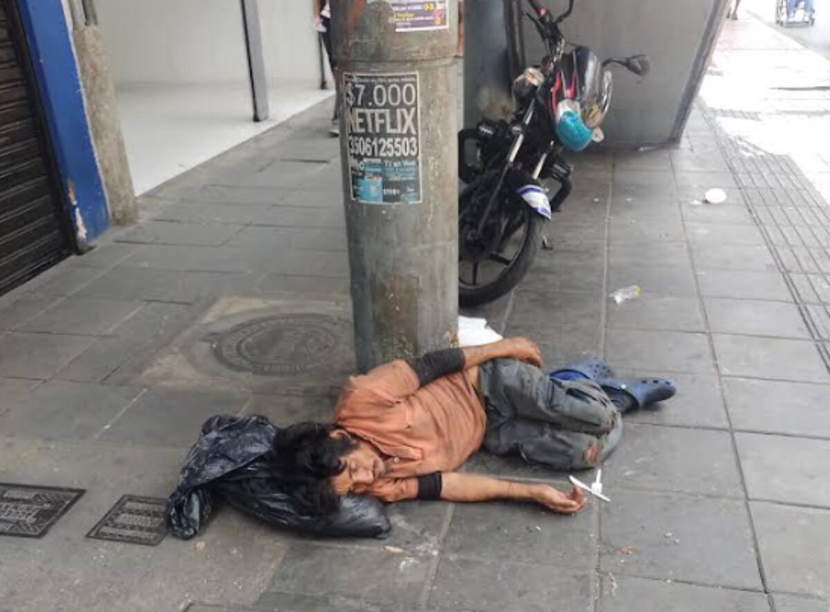En inmediaciones del puente peatonal que comunica con la Plaza de Mercado Central, los habitantes en situación de calle habilitaron sus 'dormitorios'.