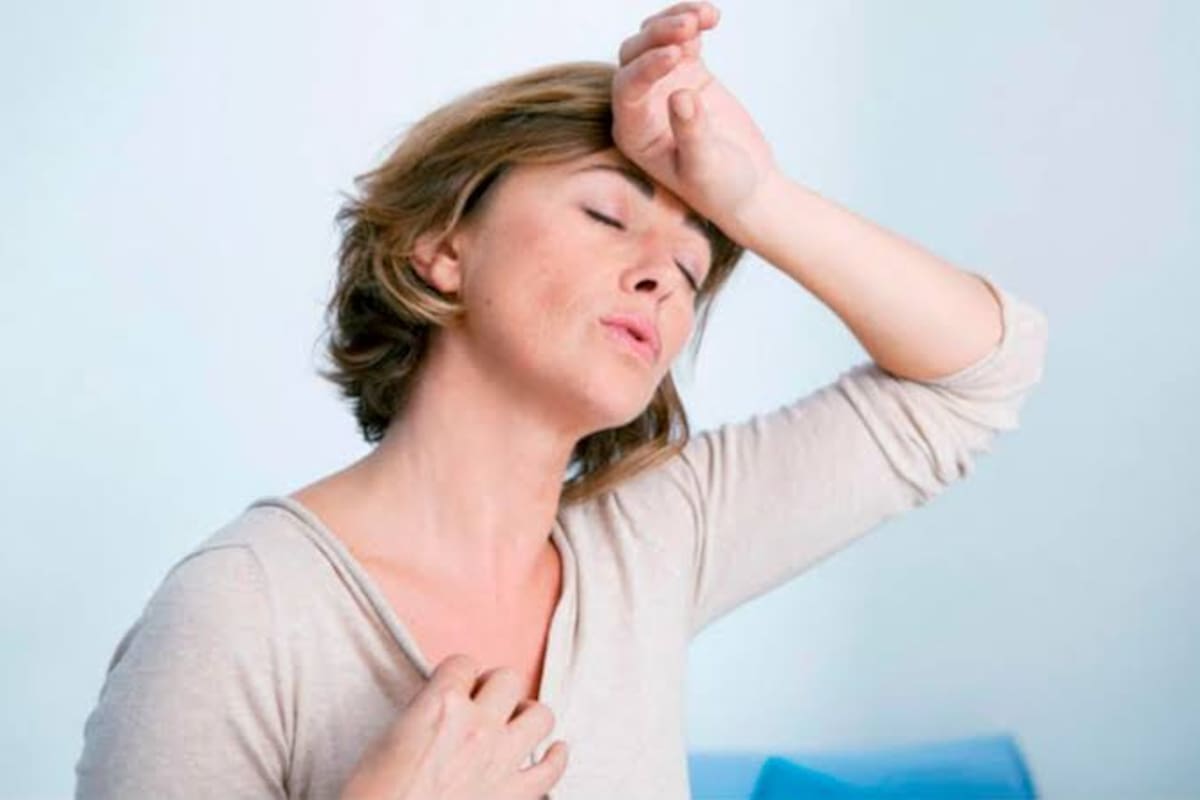 La menopausia es el momento en la vida de una mujer en el que cesan por completo los períodos menstruales y finaliza su etapa reproductiva. Se confirma oficialmente tras 12 meses consecutivos sin tener la regla.