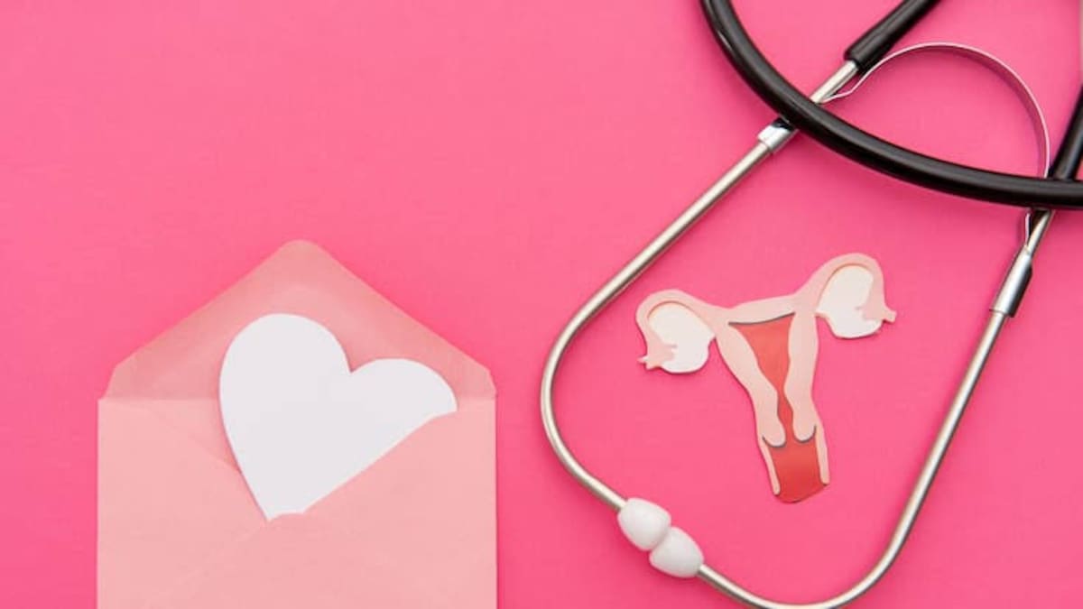 La menopausia ocurre de manera natural entre los 45 y los 55 años (en Colombia, el promedio suele rondar entre los 48 y los 51 años). Se considera prematura si ocurre antes de los 40 años.