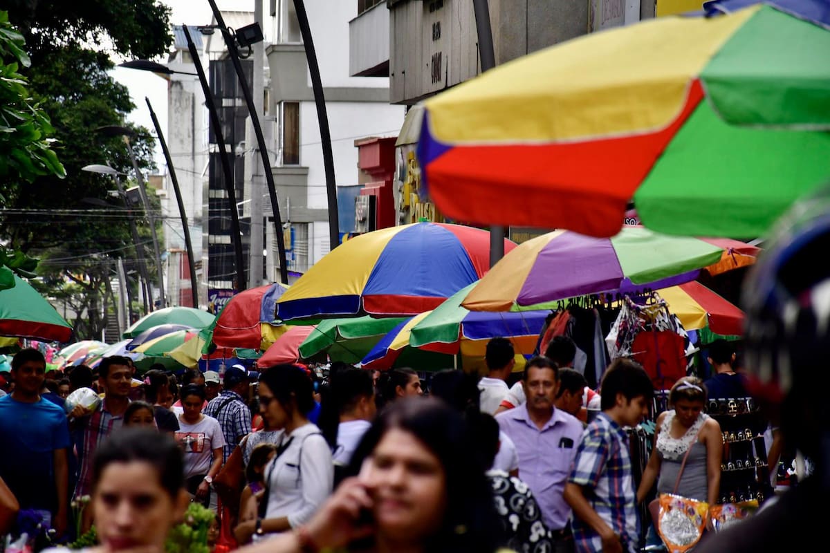 Las ventas informales se desbordaron sobre el Paseo del Comercio, en el Centro de Bucaramanga, y se extendieron ahora sobre vías como la carrera 16. (Foto: Archivo / VANGUARDIA).