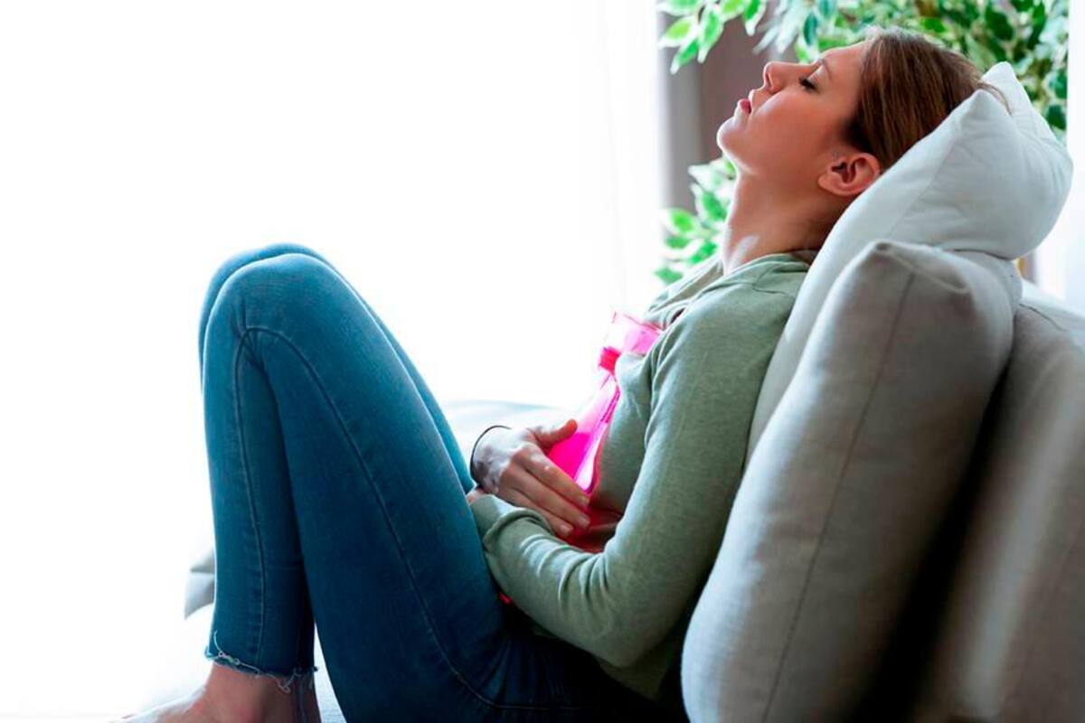 Las almohadillas térmicas y las bolsas de agua caliente aplicadas sobre el abdomen pueden aliviar las contracciones musculares y el dolor. Getty Images / VANGUARDIA