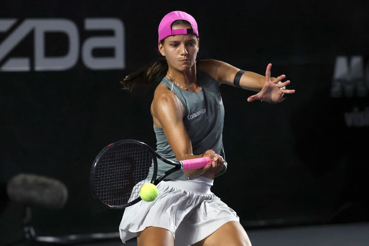 MEX5261. MÉRIDA (MÉXICO), 23/02/2026.- La tenista colombiana Emiliana Arango devuelve una bola frente a la rusa Anastasiya Potápova este lunes, en un partido del Mérida Open en Yucatán (México). EFE/ Lorenzo Hernández