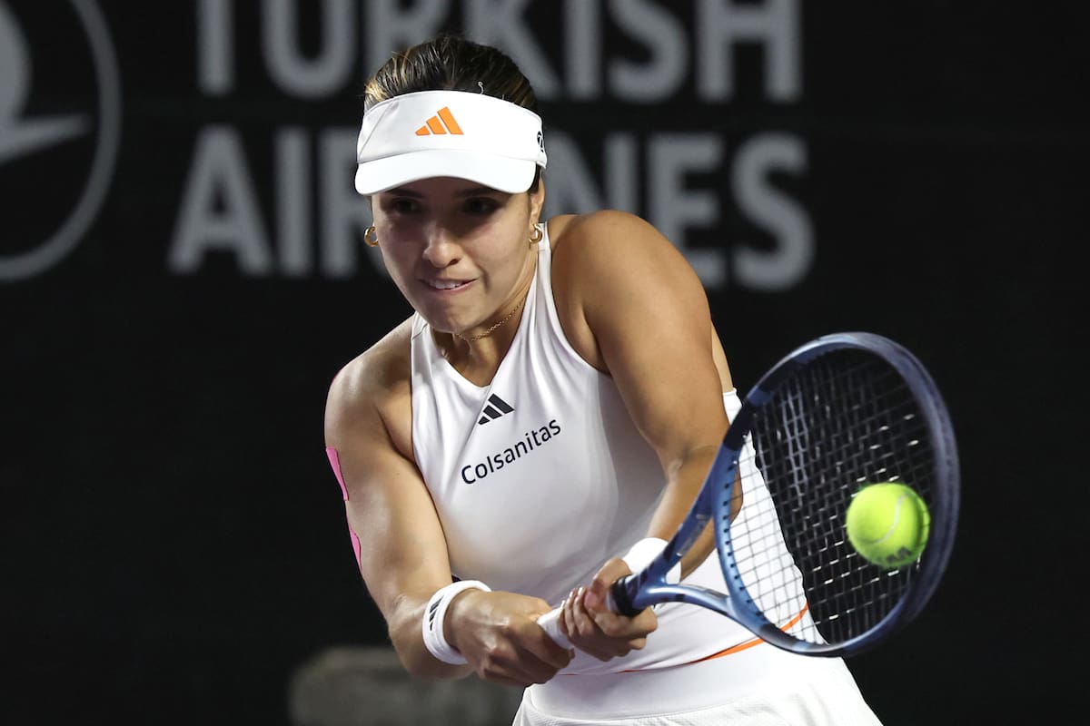MEX5553. MÉRIDA (MÉXICO), 25/02/2026.- La tenista colombiana Camila Osorio devuelve una bola frente a la británica Katie Moulter este miércoles, en un partido del Mérida Open en Yucatán (México). EFE/ Lorenzo Hernández