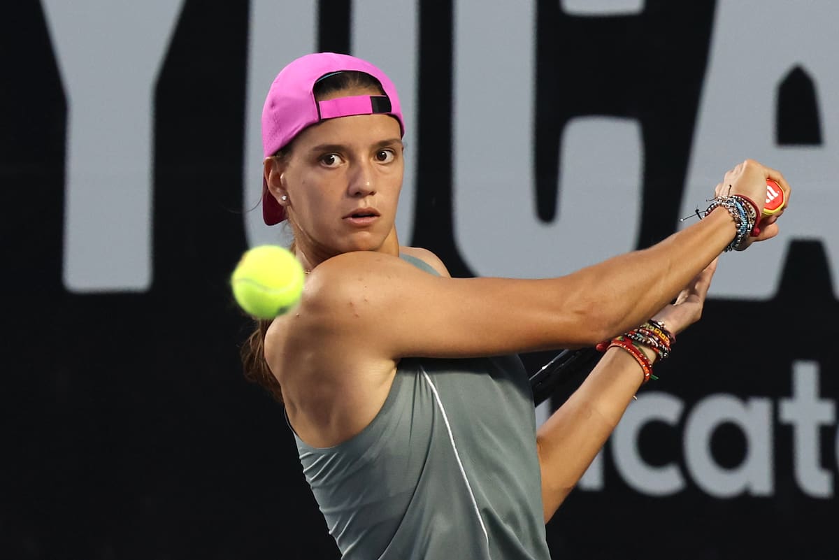 MEX5495. MÉRIDA (MÉXICO), 25/02/2026.- La tenista colombiana Emiliana Arango devuelve una bola frente a la checa Marie Bouzkova este miércoles, en un partido del Mérida Open en Yucatán (México). EFE/ Lorenzo Hernández