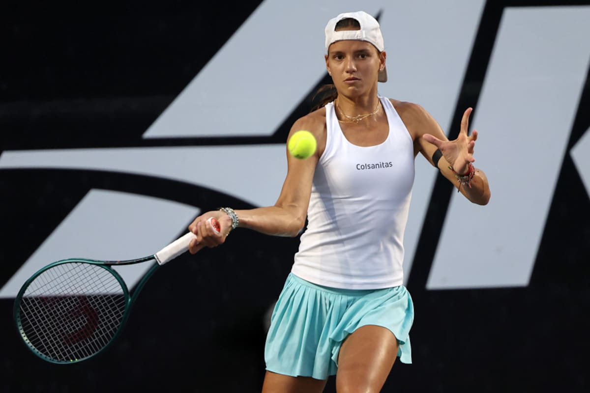 MEX5301. MÉRIDA (MÉXICO), 02/03/2025.- La tenista colombiana Emiliana Arango devuelve una bola a la estadounidense Emma Navarro este domingo, durante el juego final del Mérida Open AKRON 2025, en Yucatán (México). EFE/ Lorenzo Hernández