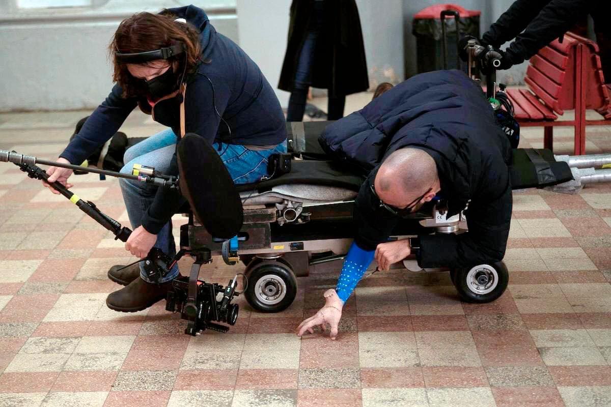 En las imágenes se observa la mano del actor Víctor Dorobantu con algunas prótesis y maquillaje. Tomadas de Netflix / VANGUARDIA