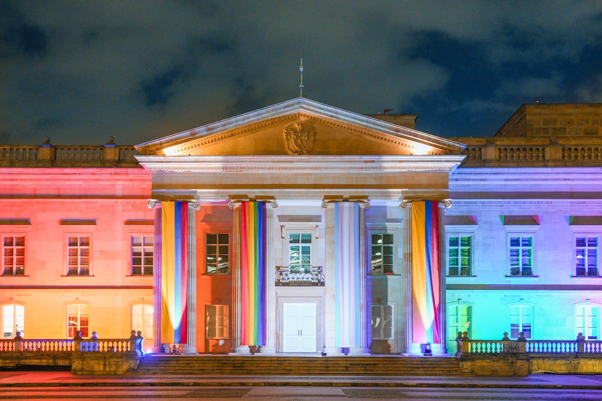 La Presidencia de la República conmemora el mes del Orgullo LGBTIQ+ extendiendo 2 banderas sobre la entrada de la Casa de Nariño en la Plaza de Armas. // Foto: cortesía