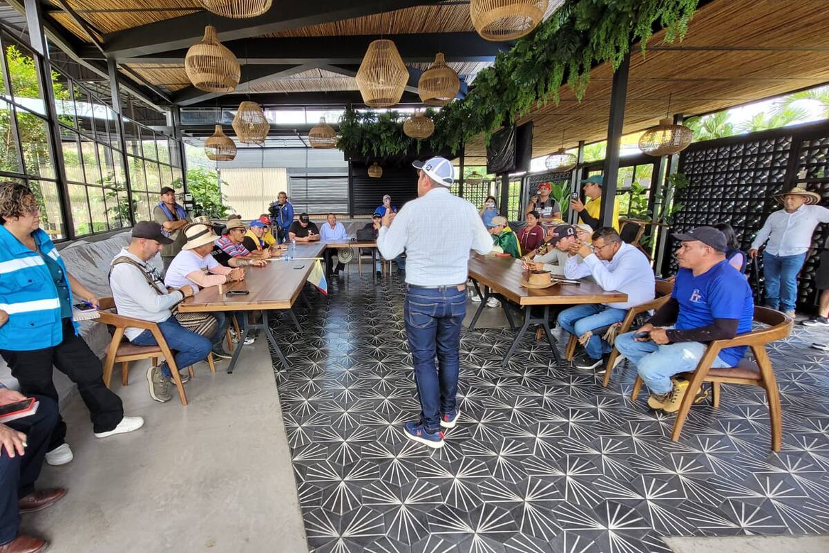Funcionarios del IGAC y voceros campesinos se sentaron a dialogar este jueves en Lebrija para buscar una salida a la crisis por los altos avalúos catastrales. | Foto Franz Rey