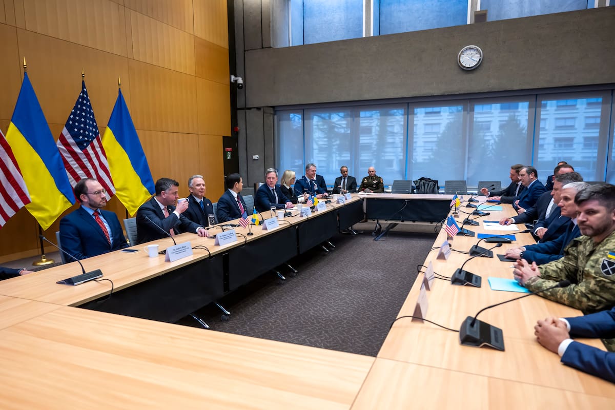 Delegaciones de EE. UU. (izq.) y Ucrania al inicio de sus conversaciones en la Misión de EE. UU. en Ginebra para poner fin a la guerra con Rusia. (Rusia, Suiza, Ucrania, Ginebra) EFE/EPA/MARTIAL TREZZINI