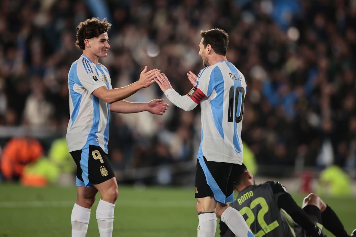 Lionel Messi (d) y Julian Alvarez de Argentina en foto de archivo de Adan González. EFE