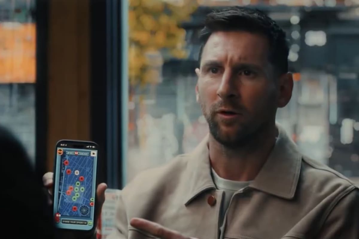 El comercial fue grabado en Nueva York y muestra al capitán argentino compartiendo escena con Tom Holland, quien vuelve a interpretar a Peter Parker en la nueva entrega de Spider-Man dirigida por Destin Daniel Cretton. Captura de video // X.