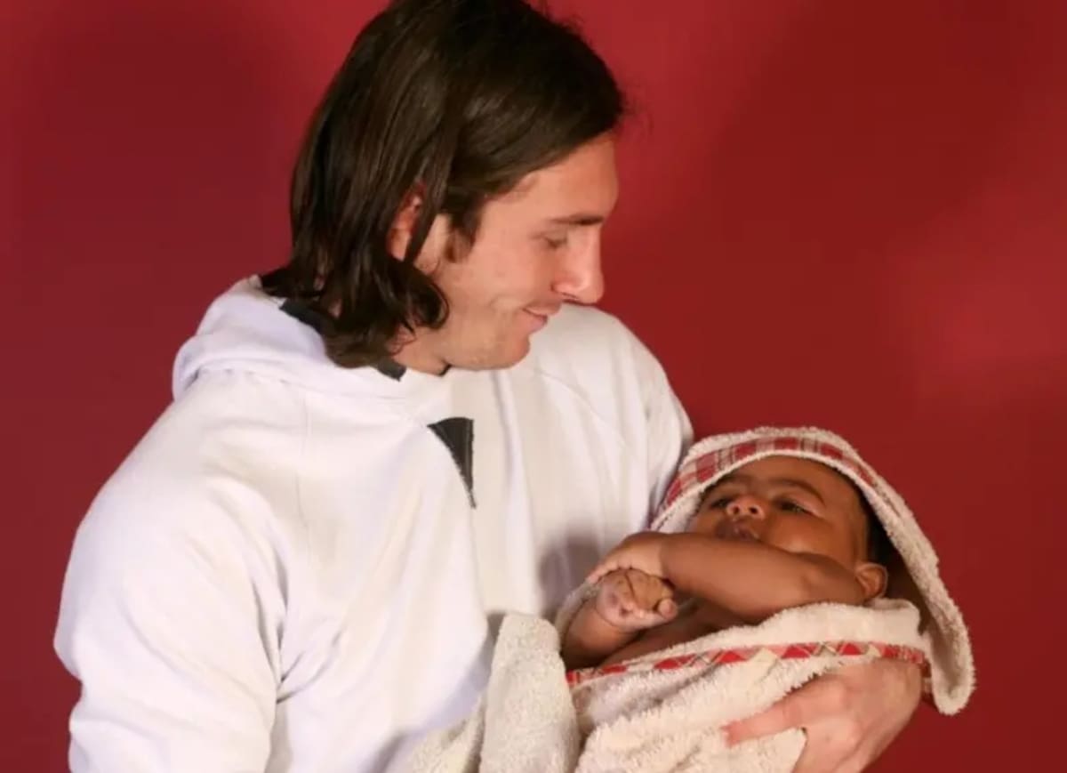 Messi en una campaña de fotos con un Lamine Yamal bebé. Foto: Cortesía Joan Monfort