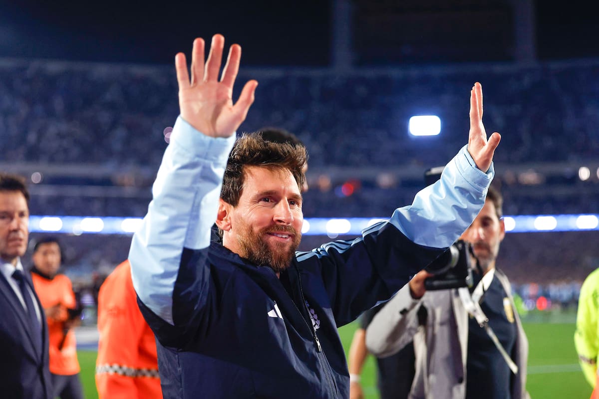 AME3611. BUENOS AIRES (ARGENTINA), 06/10/2026.- Lionel Messi de Argentina se despide de aficionados este martes, al final de un partido Amistoso Internacional ante Benín en el estadio Monumental, en Buenos Aires (Argentina). EFE/ Juan Ignacio Roncoroni