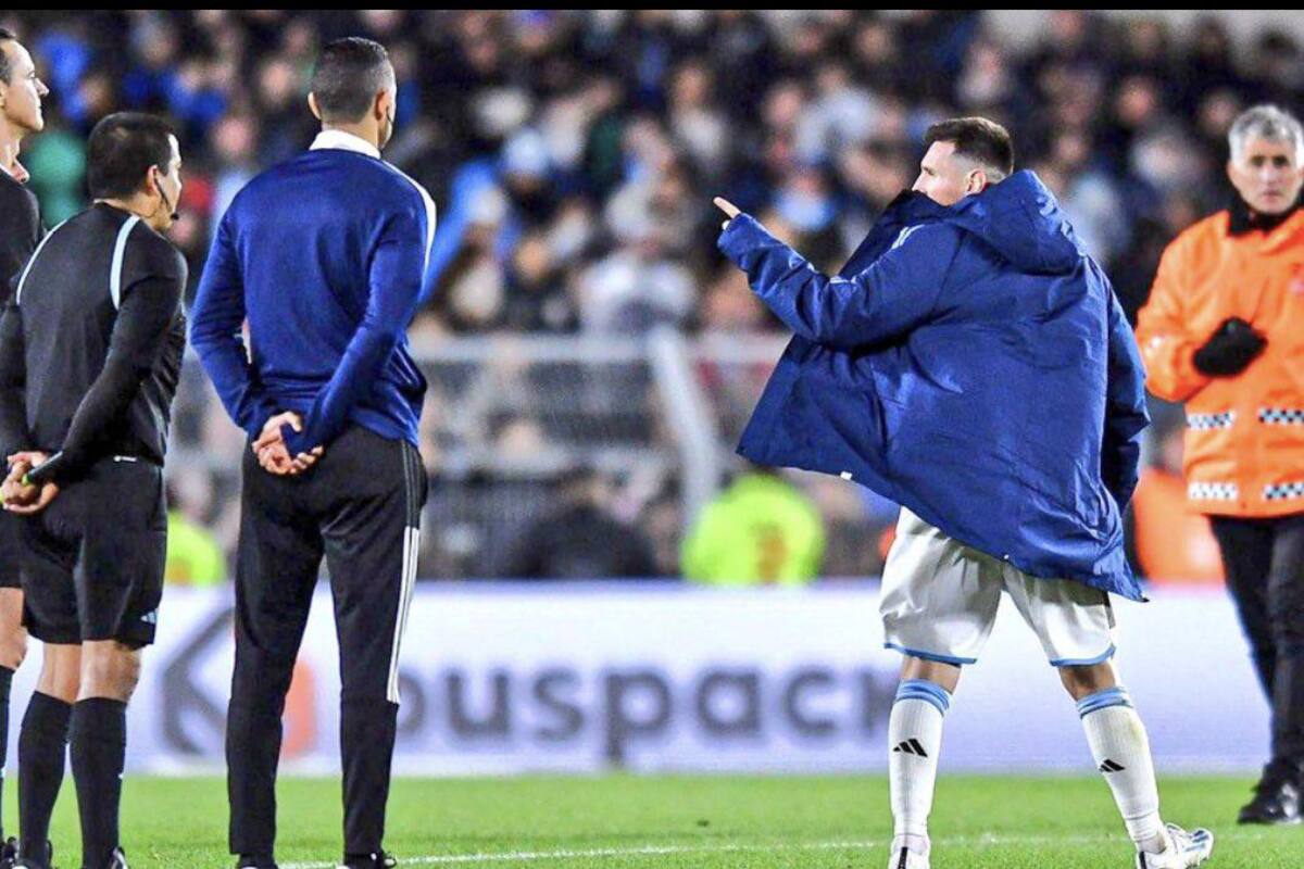 Lionel Messi señalando a Wílmar Roldán.