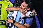 Messi y Scaloni no pudieron contener las lágrimas: así fue el emotivo himno en la despedida de Argentina