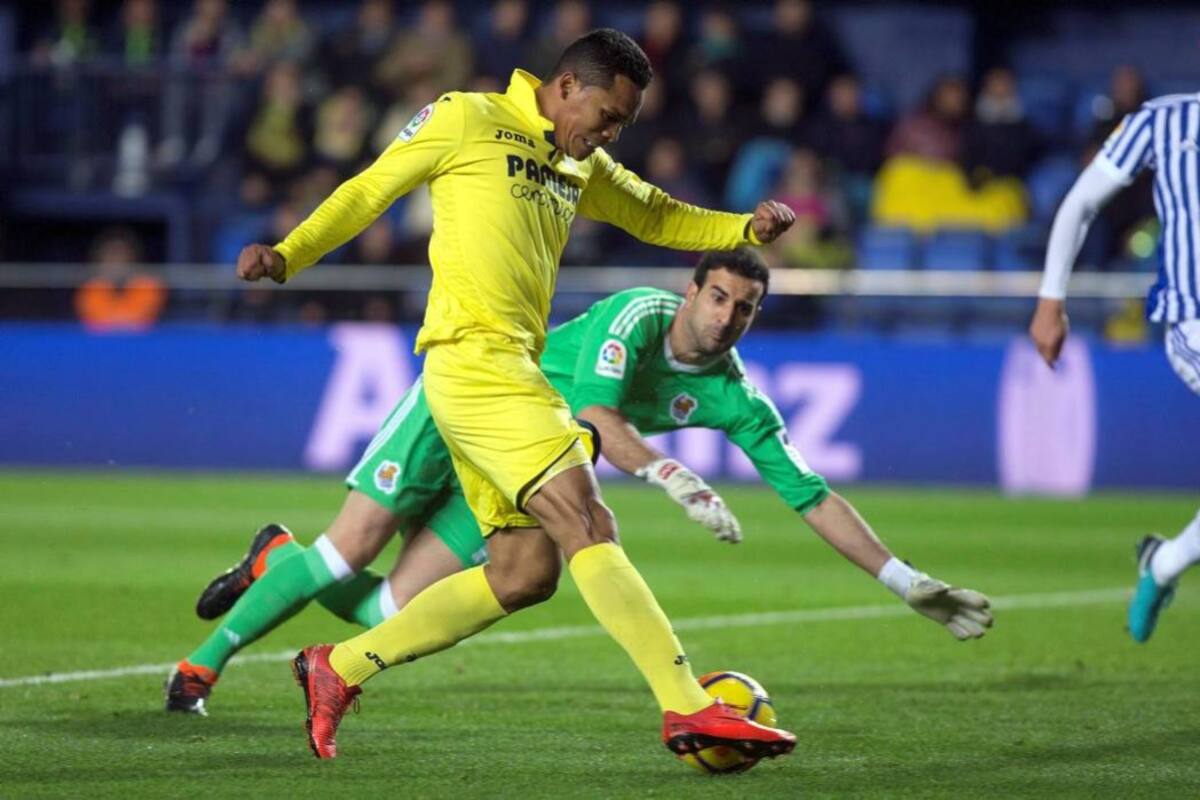 El atacante colombiano Carlos Bacca tuvo una destacada actuación en el triunfo 4-2 de Villarreal ante Real Sociedad. El delantero anotó el tercer tanto, luego de eludir al portero. (Foto: EFE / VANGUARDIA LIBERAL)