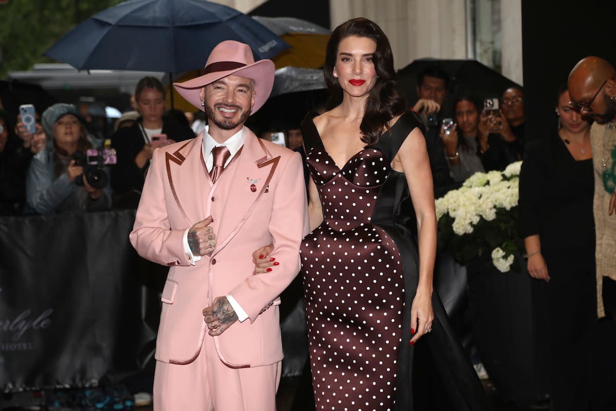 J Balvin y la modelo Valentina Ferrer a las afueras del Hotel The Carlyle antes de la Met Gala 2025. //Foto: AP.