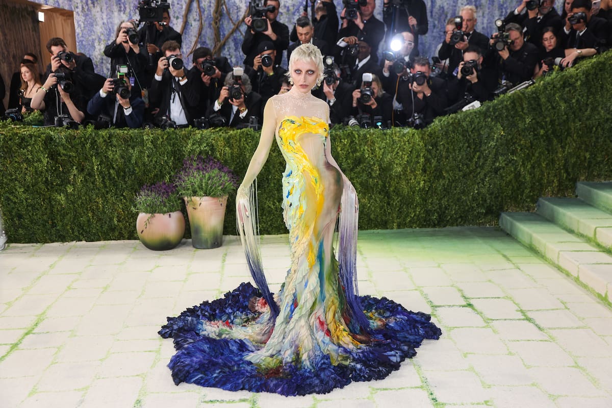 NEW YORK (United States), 04/05/2026.- US podcaster and model Emma Chamberlain poses on the red carpet for the 2026 Met Gala, the annual benefit for the Metropolitan Museum of Art's Costume Institute, in New York, New York, USA, 04 May 2026. The event coincides with the Met Costume Institute's spring 2026 exhibition Costume Art which will be on view from 10 May 2026 through 10 January 2027. (Nueva York) EFE/EPA/SARAH YENESEL