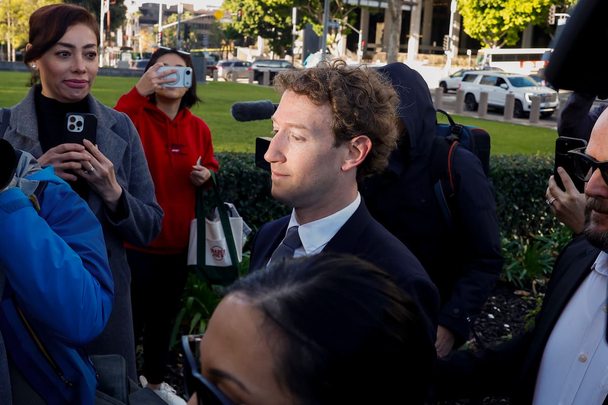 Mark Zuckerberg, director ejecutivo de Meta Platforms, llega para comparecer ante el tribunal en el Tribunal Superior del Condado de Los Ángeles en el centro de Los Ángeles, California, EE. UU., el 18 de febrero de 2026. Zuckerberg compareció en relación con una demanda civil que alega que las plataformas de redes sociales de Meta incurrieron en prácticas anticompetitivas que contribuyeron a daños a la salud mental entre menores. EFE/EPA/CHRIS TORRES